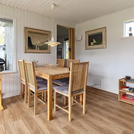 7 Person In Hals-by Traum