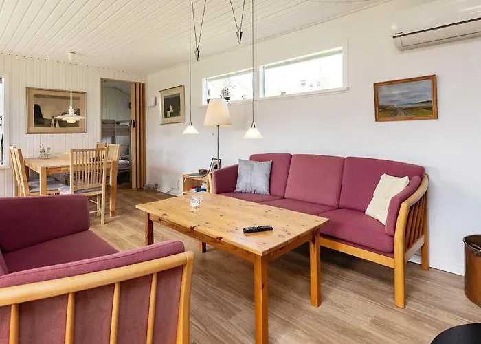 7 Person In Hals-by Traum * Hals
